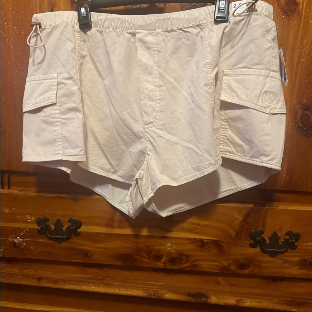 Beige Cargo Shorts Size   XL Inseam 2.5”